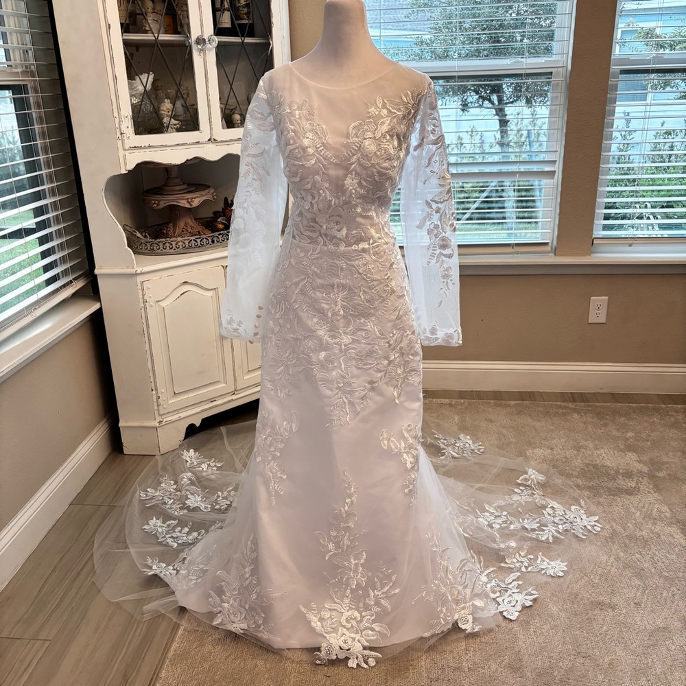 NEW Elegant White Wedding Dress with Appliques NWT Size L/14